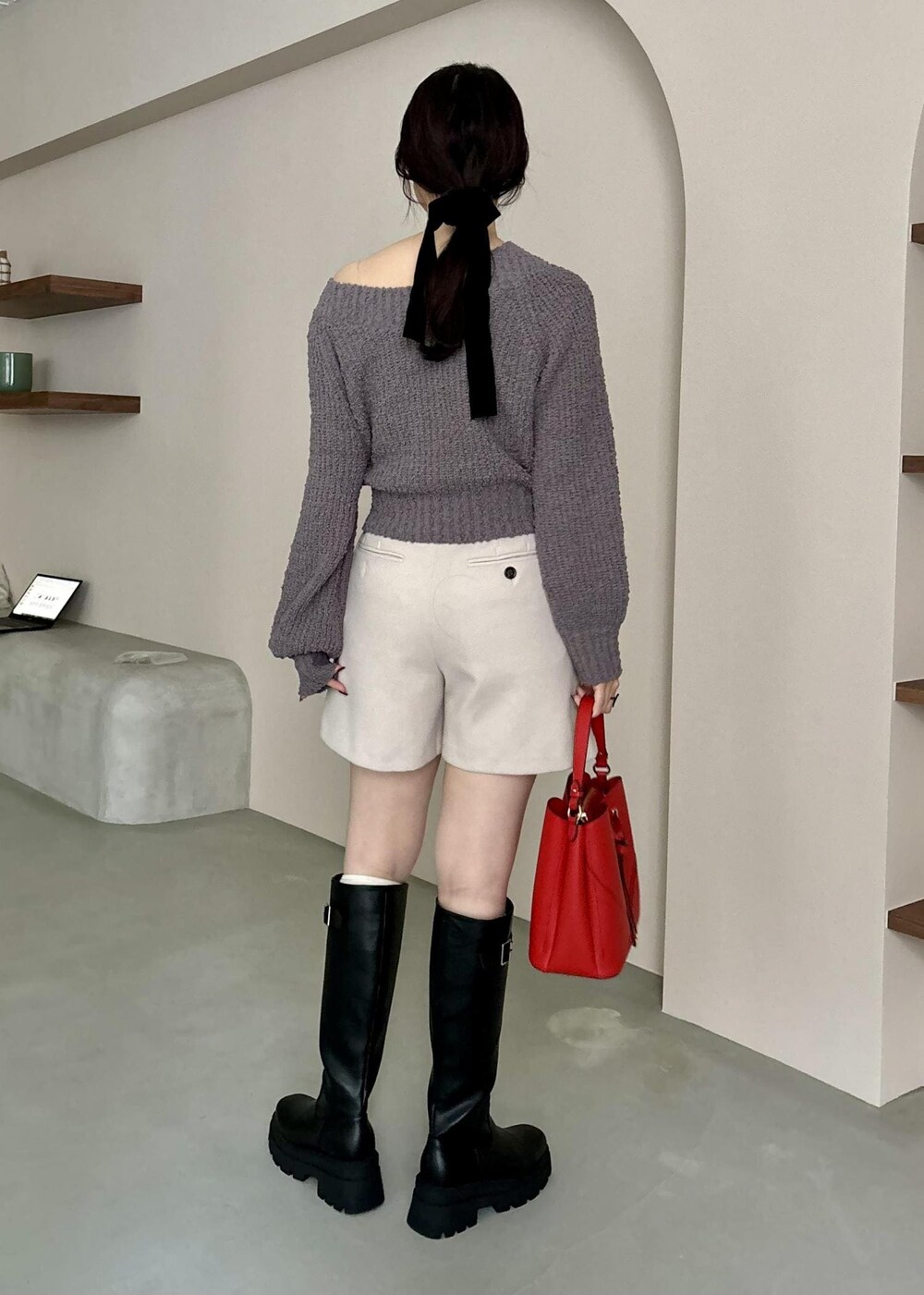 ベージュ系のその他パンツ、ブラック系のブーツ、レッド系のショルダーバッグを着用したレディースの秋コーディネートの4枚目の写真