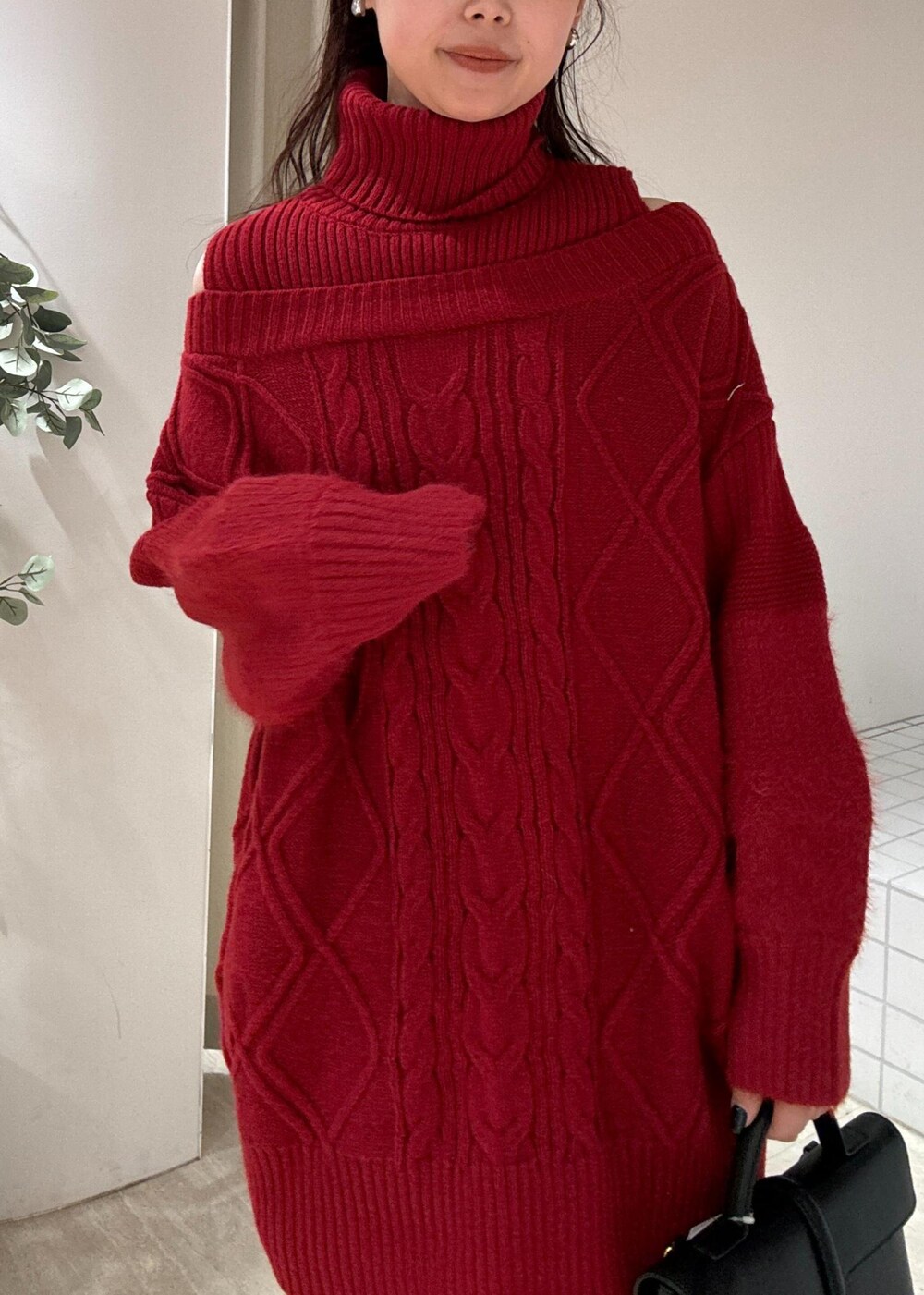 ブラック系のショルダーバッグ、ブラック系のブーツ、グレー系のその他パンツを着用したレディースの冬コーディネートの4枚目の写真