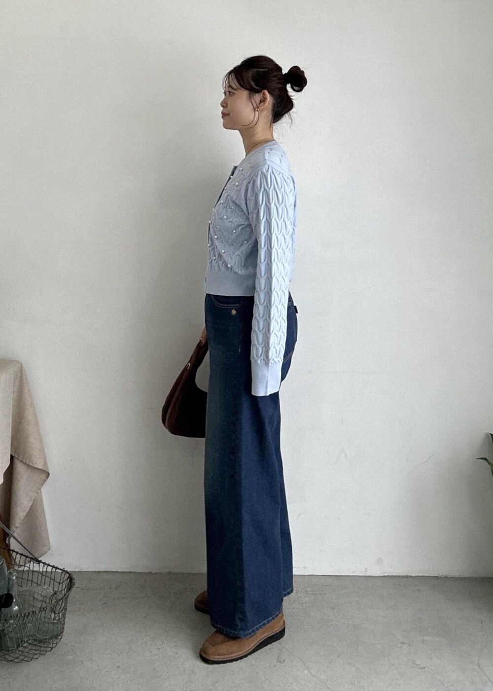 ベージュ系のローファー、ブルー系のカーディガン/ボレロ、ブルー系のデニムパンツを着用したレディースの秋コーディネートの3枚目の写真