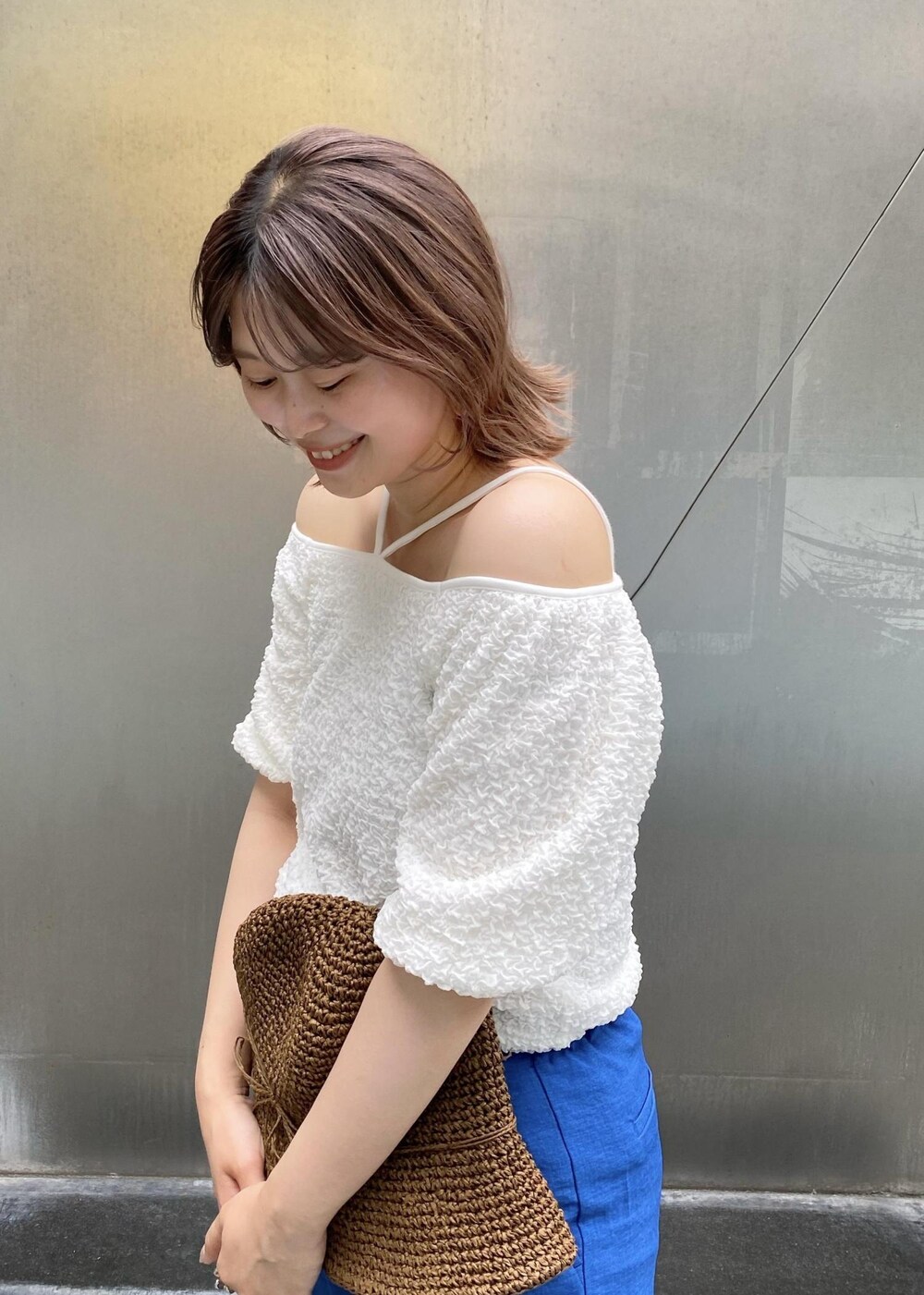 「ホワイト、ワイドパンツ、ハイウエスト、ブルー、ペーパーハット、サンダル、VIS、機能素材、接触冷感、高身長、骨格ウェーブ、イエベ」｜「VISの【接触冷感・洗える】美easyリネンライクDカンベルト付きワイドパンツ【セットアップ対応】（スラックス、ブルー系）」を使った、yuiさん（レディース・166cm）の夏コーディネートの5枚目の写真