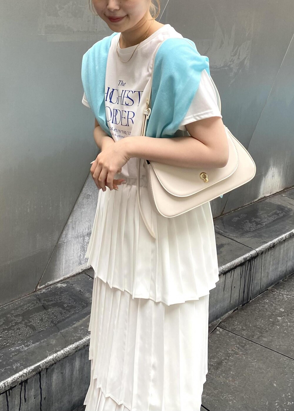 「ロゴT、カーディガン、シアー、バック、ブルー、Tシャツ、ホワイト、スカート、ロング、ティアード、VIS、23SS春夏の新作、機能素材、接触冷感、高身長」｜「VISの【2WAY】キーモチーフショルダーバッグ（ショルダーバッグ、ホワイト系）」を使った、yuiさん（レディース・166cm）の春コーディネートの5枚目の写真