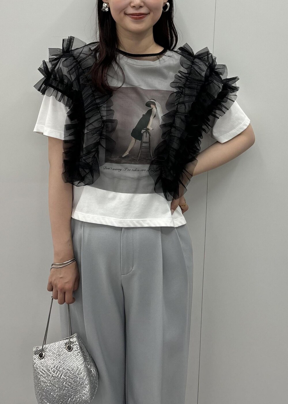 ホワイト系のTシャツ/カットソー、シルバー系のショルダーバッグ、シルバー系のブーツを着用したレディースの夏コーディネートの3枚目の写真