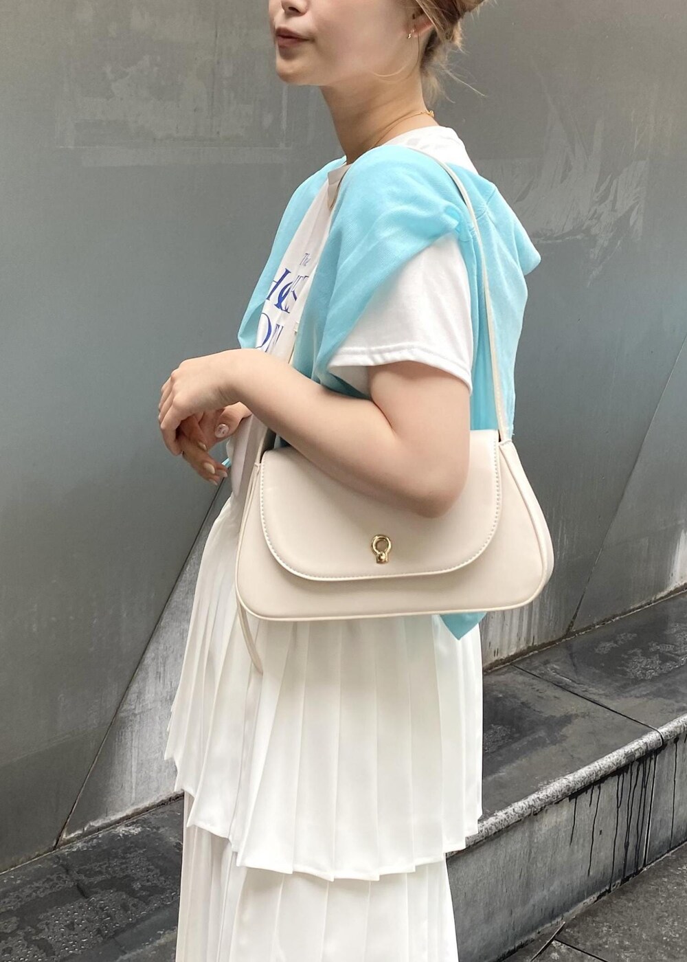 「ロゴT、カーディガン、シアー、バック、ブルー、Tシャツ、ホワイト、スカート、ロング、ティアード、VIS、23SS春夏の新作、機能素材、接触冷感、高身長」｜「VISの【2WAY】キーモチーフショルダーバッグ（ショルダーバッグ、ホワイト系）」を使った、yuiさん（レディース・166cm）の春コーディネートの7枚目の写真
