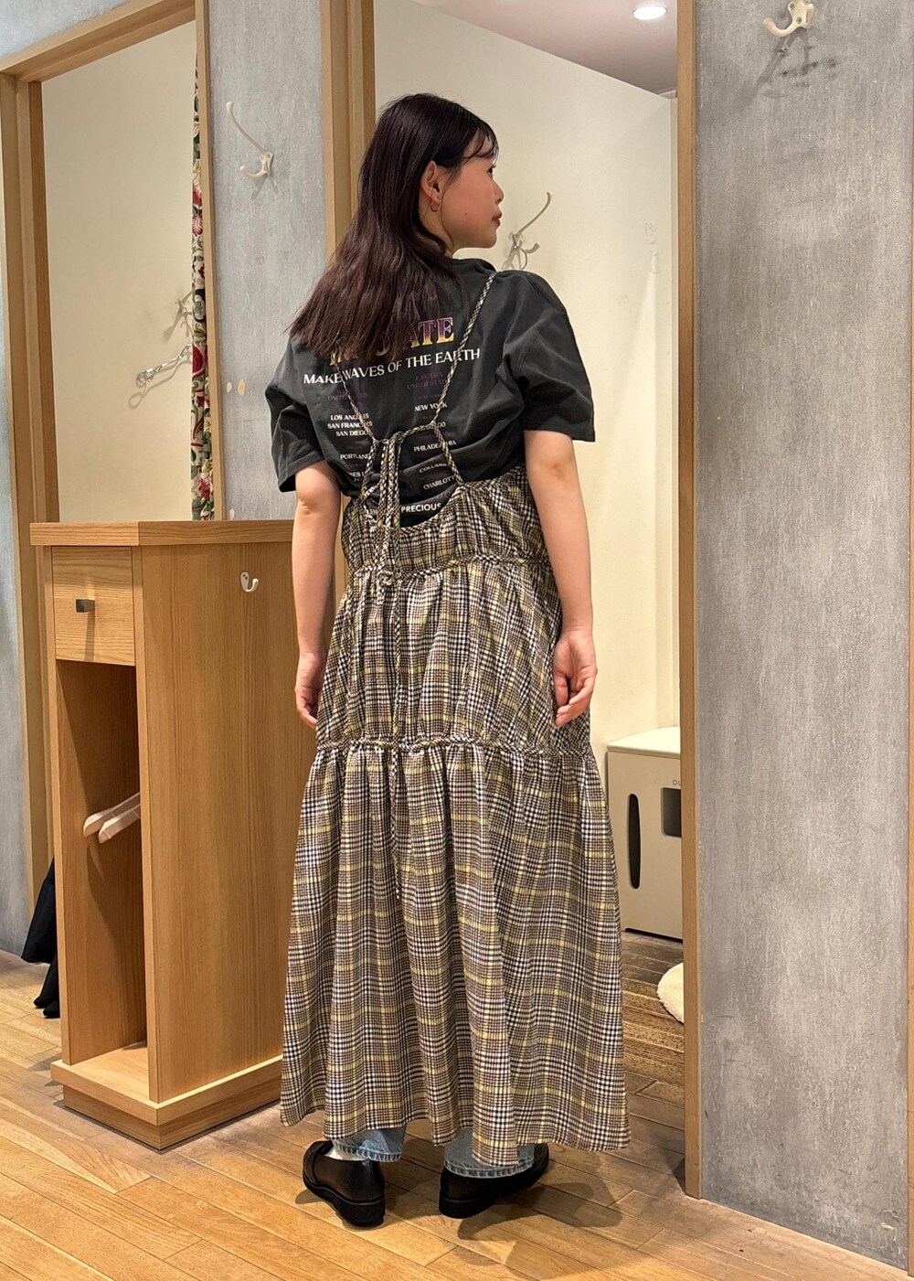 ブラック系のローファー、ブルー系のデニムパンツ、グレー系のTシャツ/カットソーを着用したレディースの春コーディネートの4枚目の写真