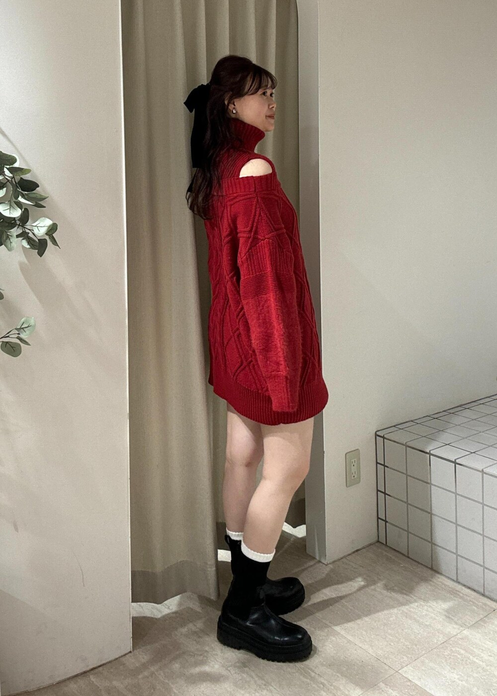 ブラック系のショルダーバッグ、ブラック系のブーツ、グレー系のその他パンツを着用したレディースの冬コーディネートの2枚目の写真