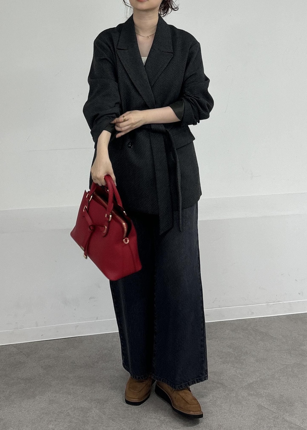 ベージュ系のローファー、グレー系のデニムパンツ、グレー系のテーラードジャケットを着用したレディースの秋コーディネートの2枚目の写真