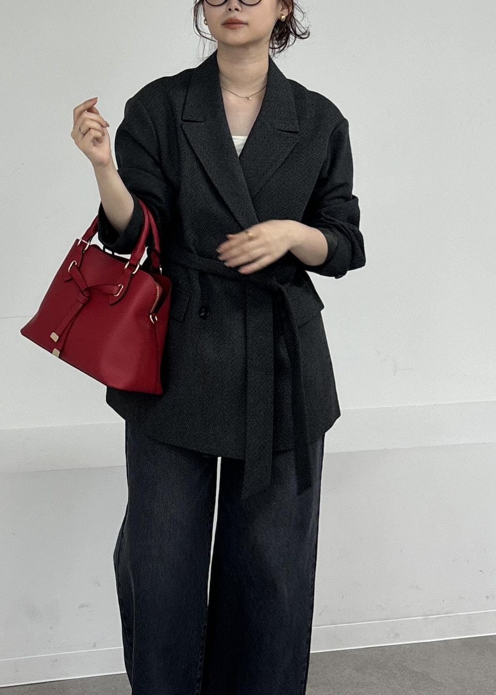 ベージュ系のローファー、グレー系のデニムパンツ、グレー系のテーラードジャケットを着用したレディースの秋コーディネートの3枚目の写真