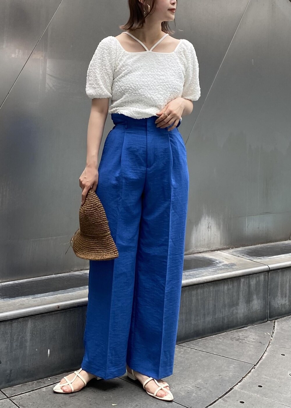 「ホワイト、ワイドパンツ、ハイウエスト、ブルー、ペーパーハット、サンダル、VIS、機能素材、接触冷感、高身長、骨格ウェーブ、イエベ」｜「VISの【接触冷感・洗える】美easyリネンライクDカンベルト付きワイドパンツ【セットアップ対応】（スラックス、ブルー系）」を使った、yuiさん（レディース・166cm）の夏コーディネートの3枚目の写真