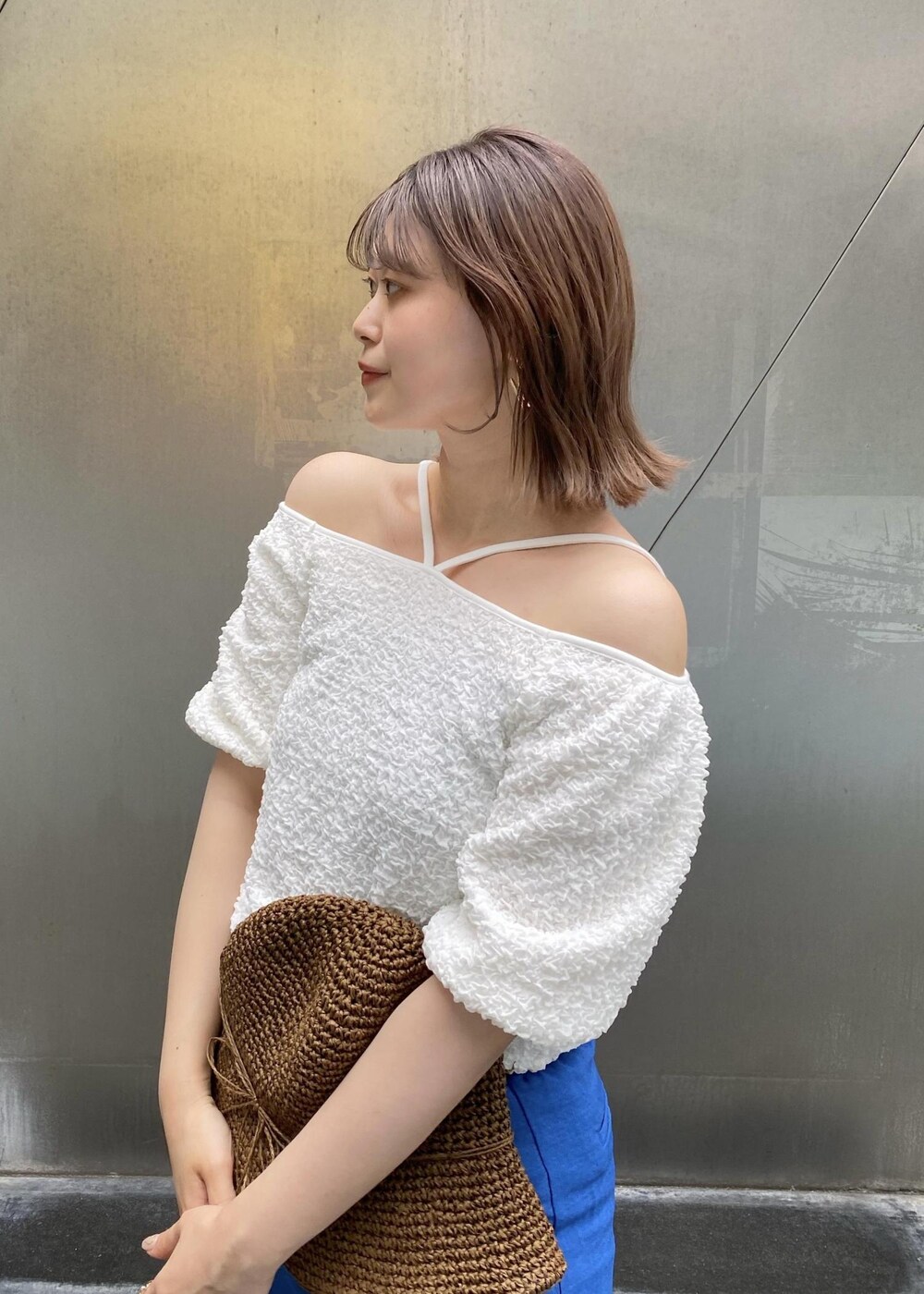 「ホワイト、ワイドパンツ、ハイウエスト、ブルー、ペーパーハット、サンダル、VIS、機能素材、接触冷感、高身長、骨格ウェーブ、イエベ」｜「VISの【接触冷感・洗える】美easyリネンライクDカンベルト付きワイドパンツ【セットアップ対応】（スラックス、ブルー系）」を使った、yuiさん（レディース・166cm）の夏コーディネートの6枚目の写真
