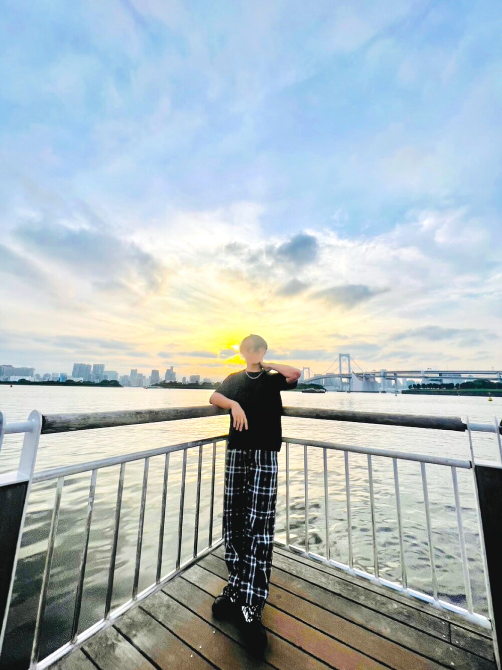 ブラック系のTシャツ/カットソー、ブラック系のその他パンツ、ブラック系のシューズを着用したメンズの夏コーディネートの2枚目の写真