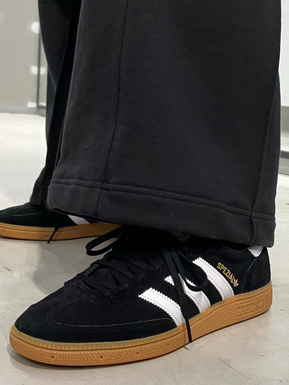 「スウェット、スニーカー、adidas、ジャージ、ワイドパンツ、トラックパンツ、adidas originals、モノグラム、トラックトップ、ハンドボールスペツィアル」｜「adidasのモノグラム トラックトップ / アディダスオリジナルス adidas Originals（その他アウター、ブラウン系）」を使った、YUさん（メンズ・171cm）の冬コーディネートの2枚目の写真