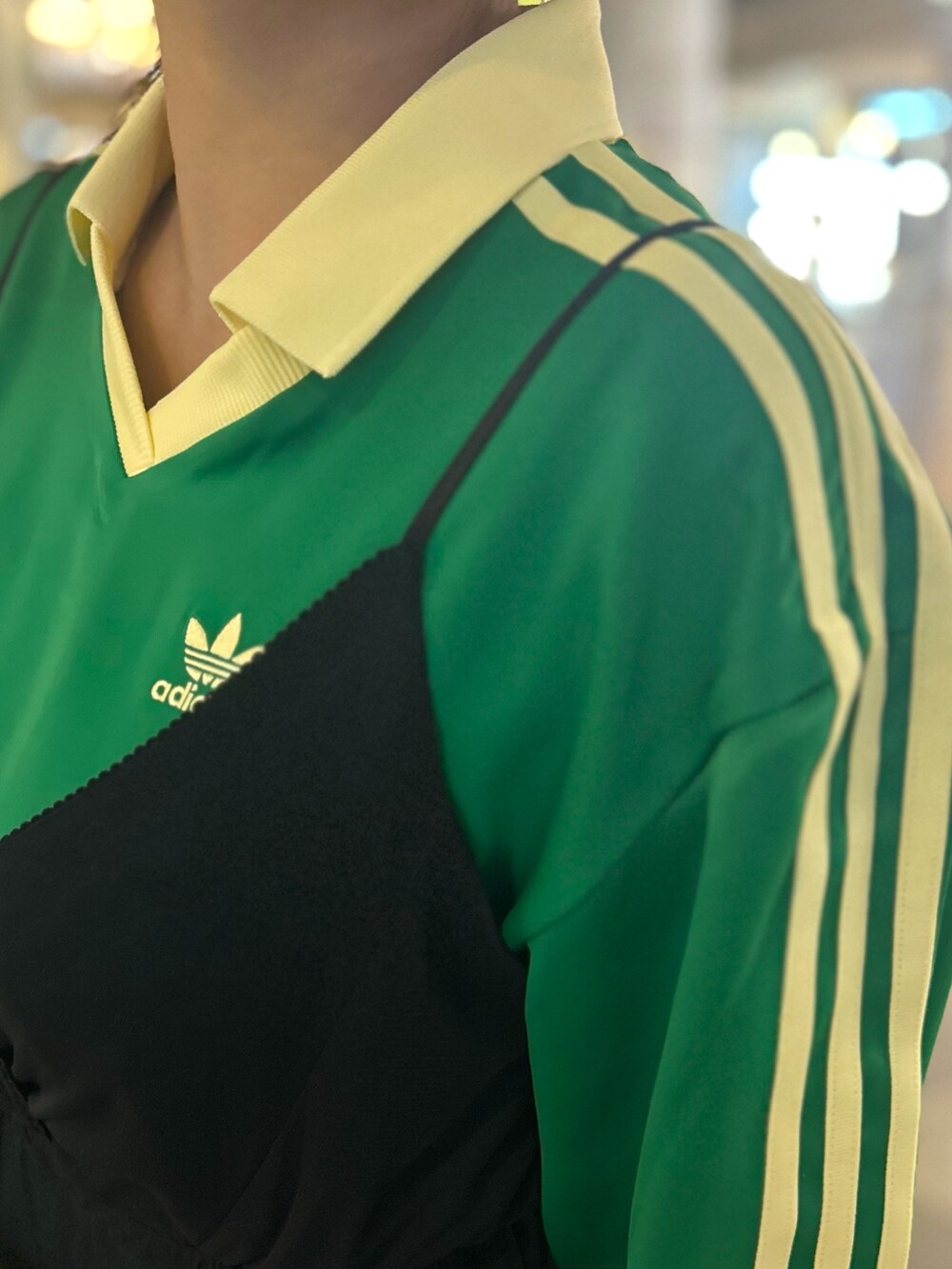 ホワイト系のスニーカー、グリーン系のスウェットパンツ、グリーン系のTシャツ/カットソーを着用したレディースの冬コーディネートの3枚目の写真