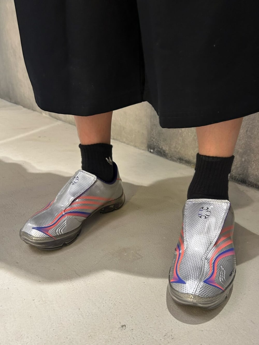 ブラック系のその他パンツ、ブルー系のトップス、パープル系のシューズを着用したメンズの夏コーディネートの4枚目の写真