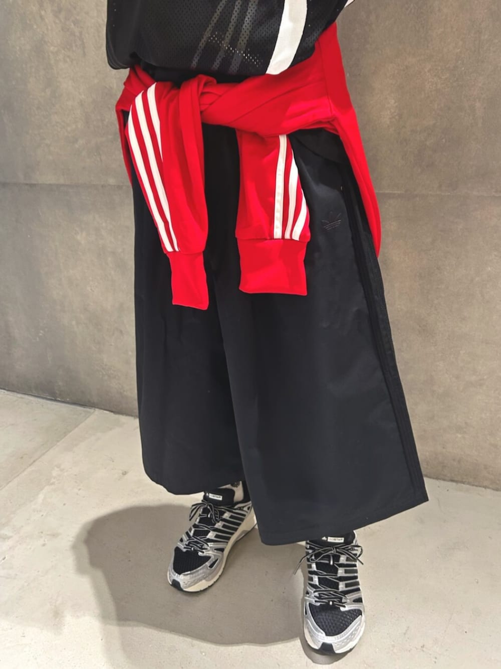 ブラック系のトップス、ブラック系のその他パンツ、ブラック系のスニーカーを着用したメンズの夏コーディネートの3枚目の写真