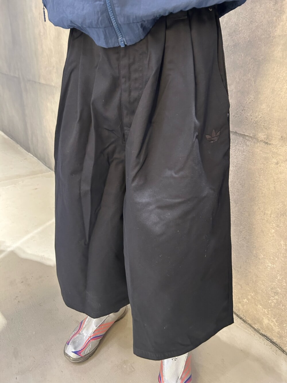 ブラック系のその他パンツ、ブルー系のトップス、パープル系のシューズを着用したメンズの夏コーディネートの3枚目の写真