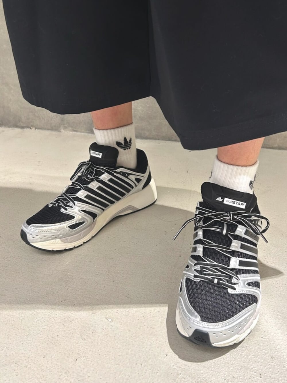 ブラック系のトップス、ブラック系のその他パンツ、ブラック系のスニーカーを着用したメンズの夏コーディネートの4枚目の写真