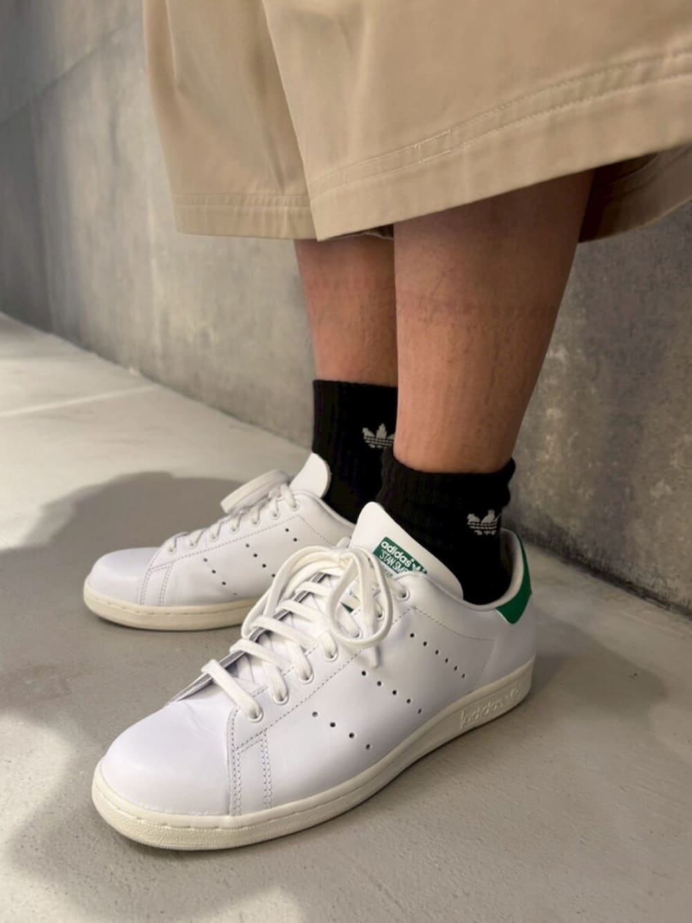 ベージュ系のその他パンツ、ホワイト系のスニーカーを着用したメンズの夏コーディネートの2枚目の写真