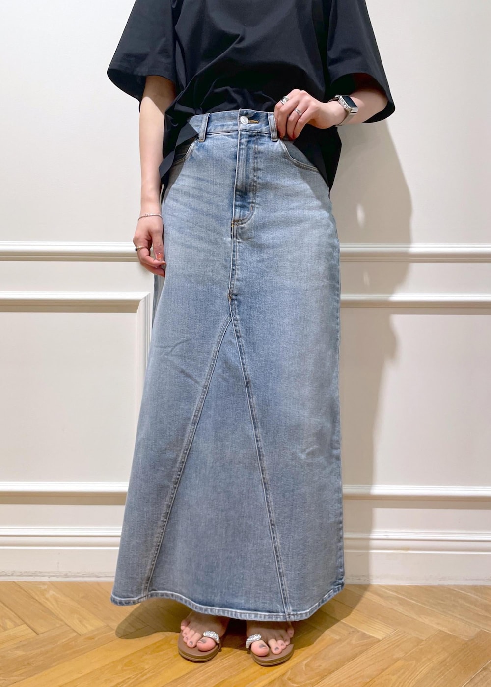 ブラック系のトートバッグ、ベージュ系のサンダル、ブラック系のTシャツ/カットソーを着用したレディースの夏コーディネートの7枚目の写真