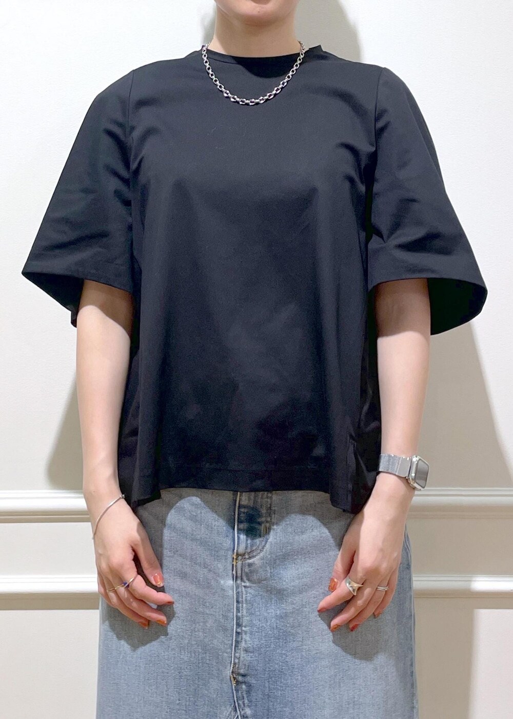 ブラック系のトートバッグ、ベージュ系のサンダル、ブラック系のTシャツ/カットソーを着用したレディースの夏コーディネートの4枚目の写真