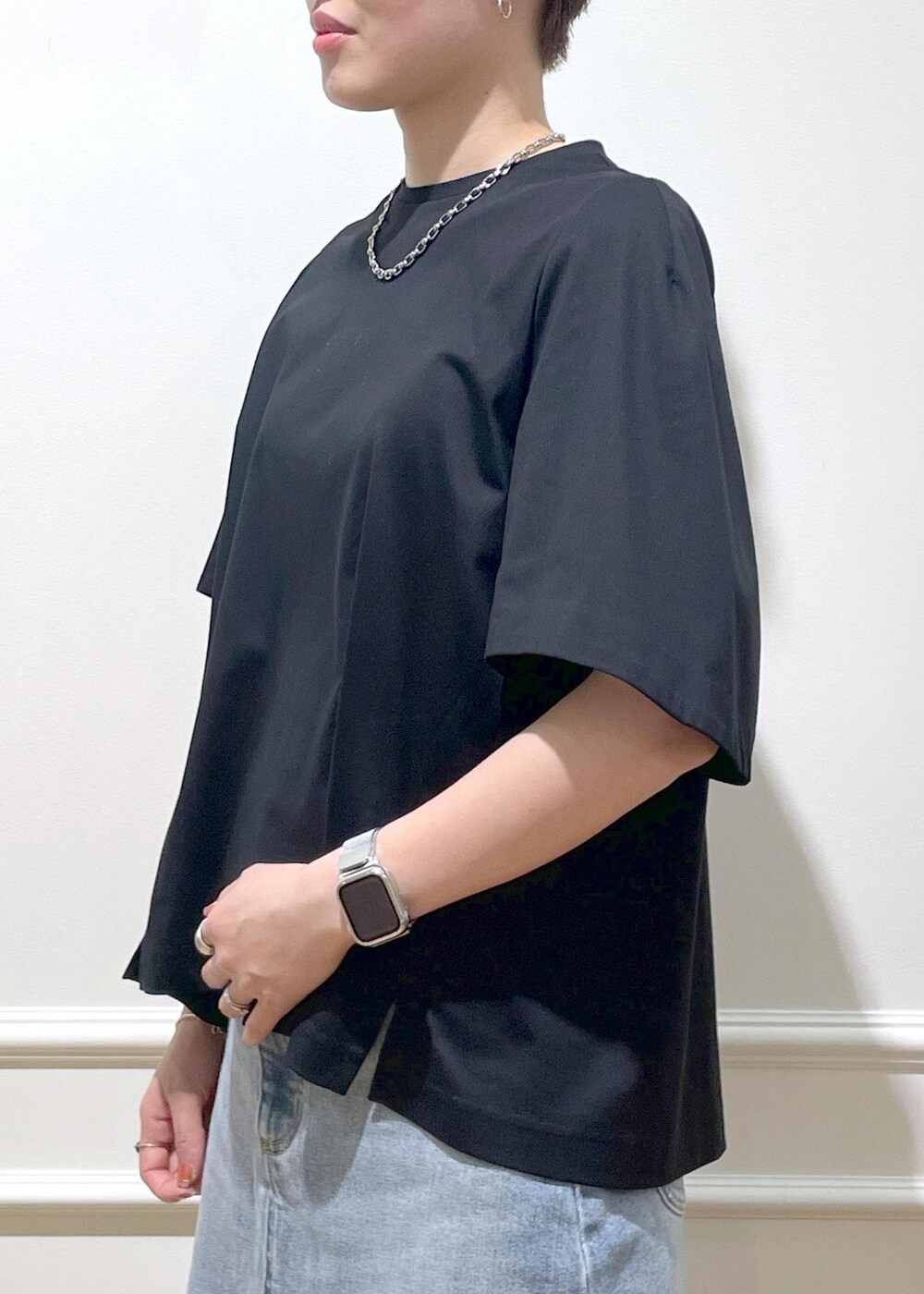 ブラック系のトートバッグ、ベージュ系のサンダル、ブラック系のTシャツ/カットソーを着用したレディースの夏コーディネートの6枚目の写真