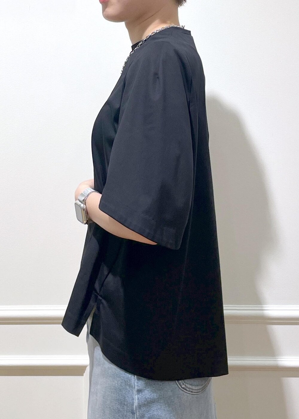 ブラック系のトートバッグ、ベージュ系のサンダル、ブラック系のTシャツ/カットソーを着用したレディースの夏コーディネートの5枚目の写真