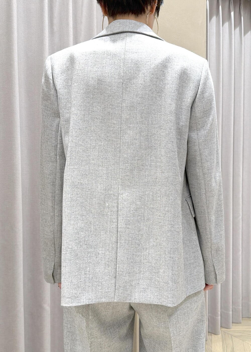 ブラック系のドレスシューズ、ブラック系のトートバッグ、グレー系のテーラードジャケットを着用したレディースの秋コーディネートの7枚目の写真