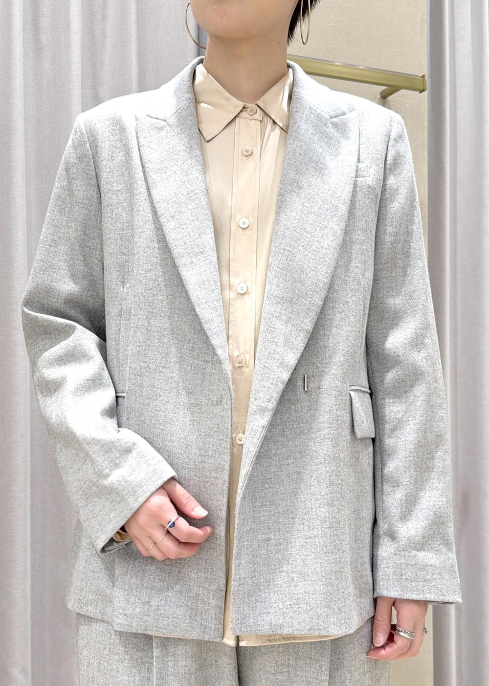 ブラック系のドレスシューズ、ブラック系のトートバッグ、グレー系のテーラードジャケットを着用したレディースの秋コーディネートの6枚目の写真