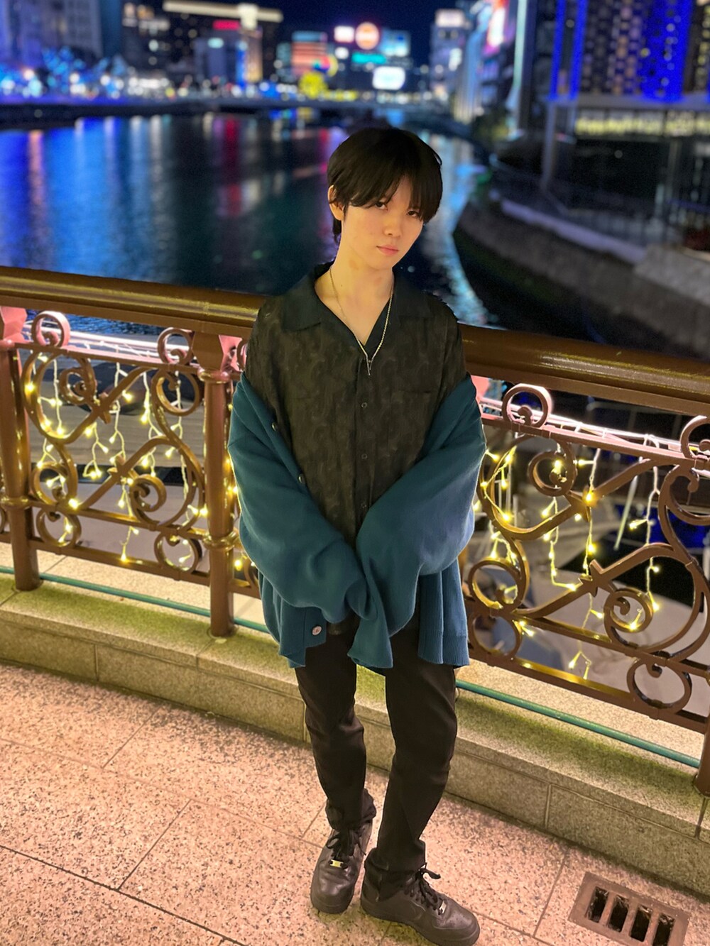 グリーン系のカーディガン/ボレロ、ブラック系のシャツ/ブラウス、ブラック系のデニムパンツを着用したメンズの秋コーディネートの2枚目の写真