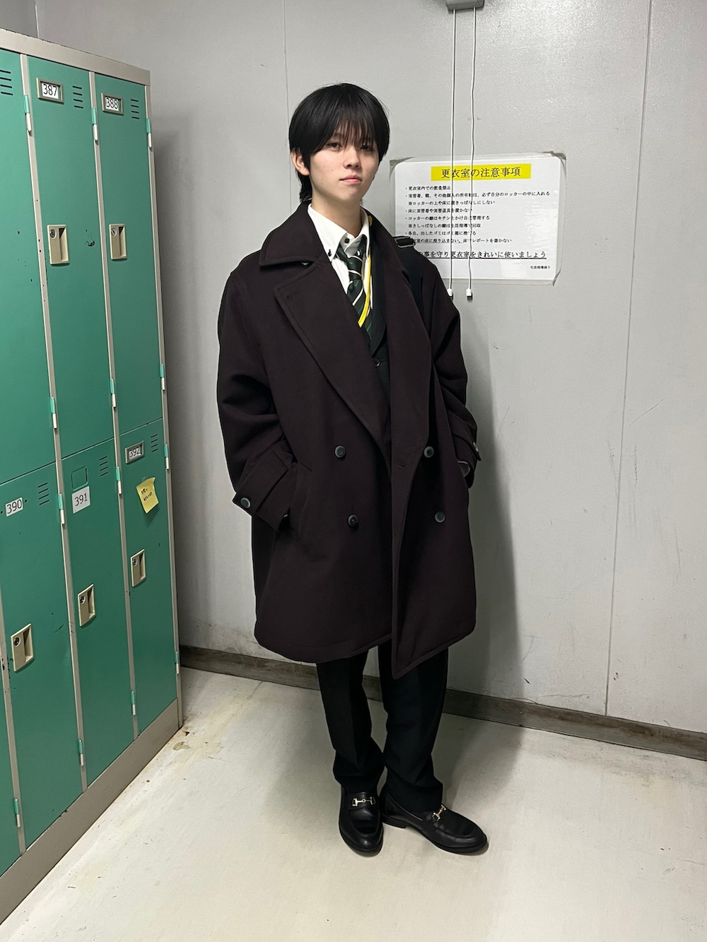 レッド系のその他アウター、ブラック系のスラックス、ブラック系のローファーを着用したメンズの秋コーディネートの2枚目の写真