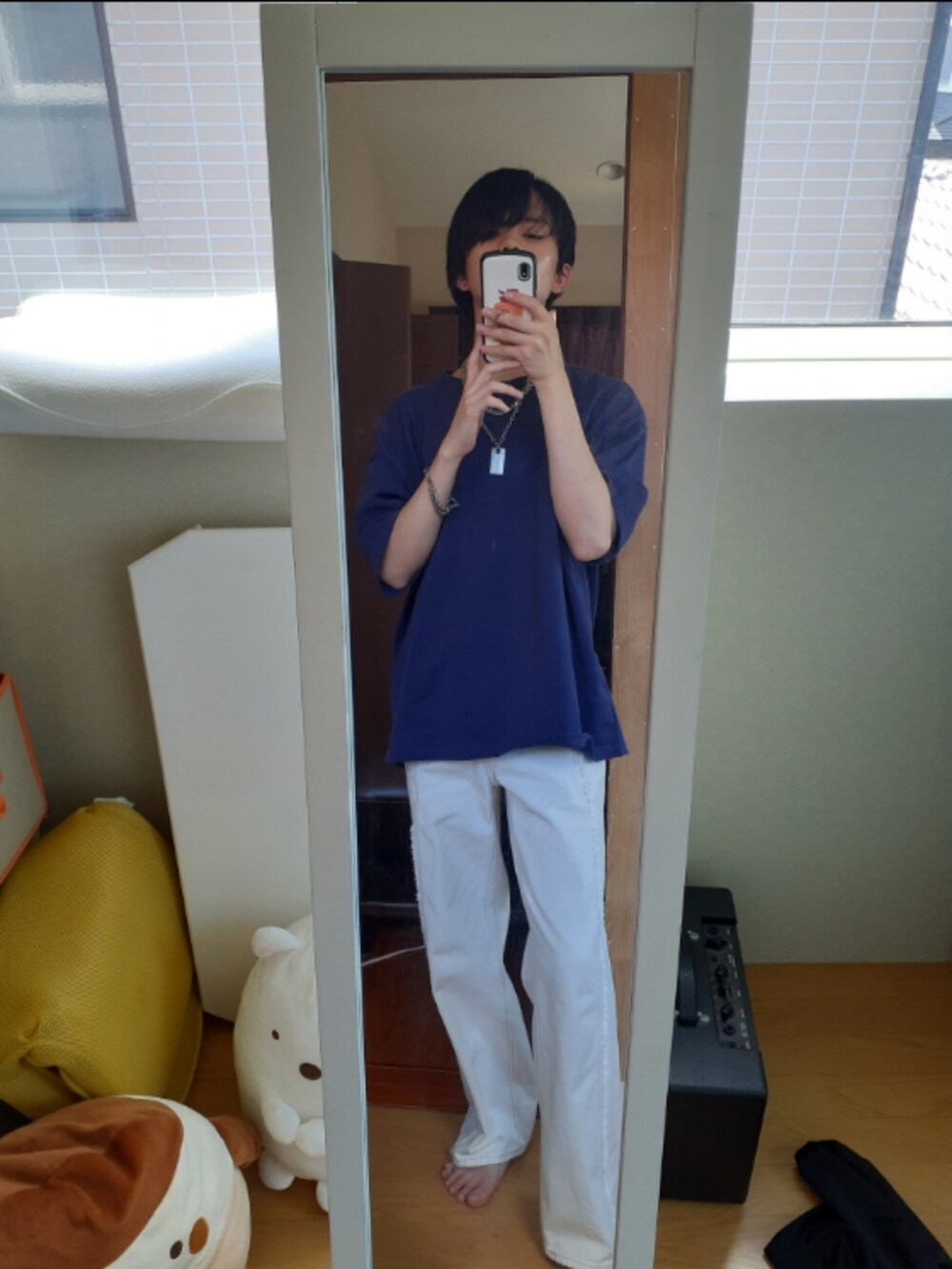 ホワイト系のデニムパンツ、パープル系のTシャツ/カットソー、シルバー系のブレスレットを着用したメンズの夏コーディネートの2枚目の写真