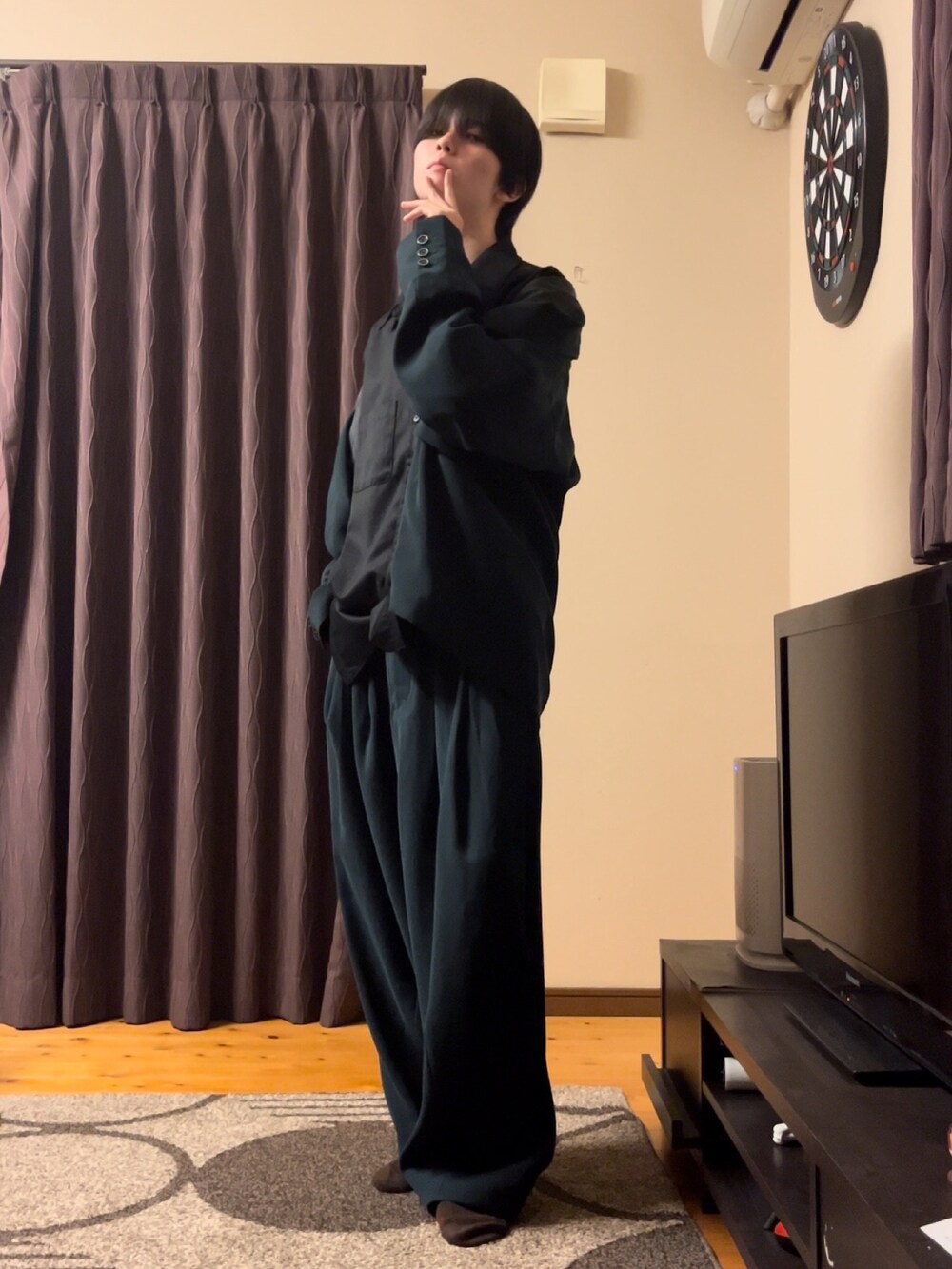 グリーン系のテーラードジャケット、ブラック系のシャツ/ブラウス、グリーン系のスラックスを着用したメンズの秋コーディネートの3枚目の写真