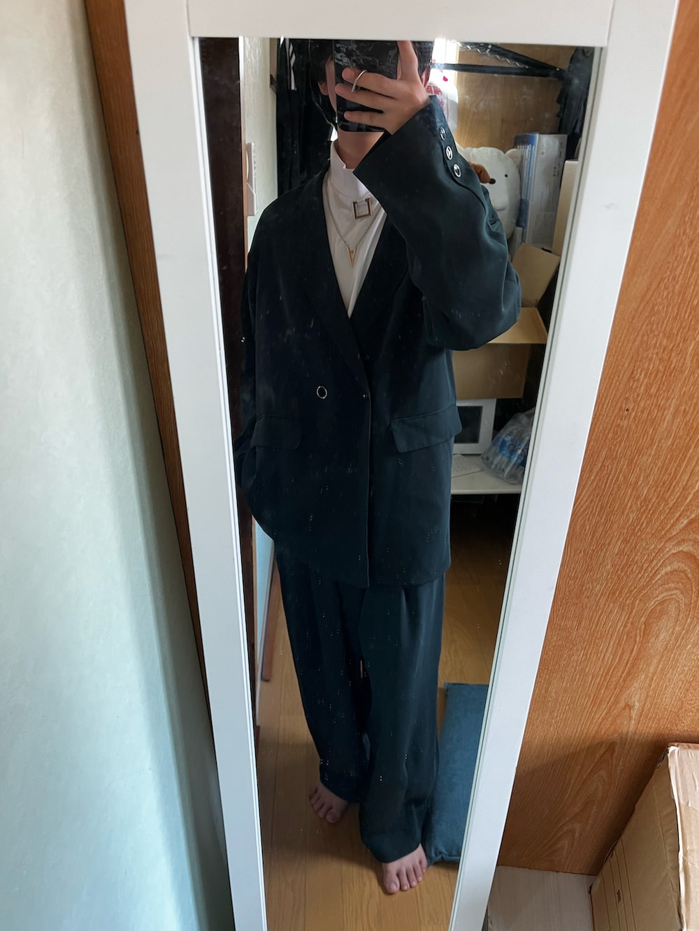 グリーン系のテーラードジャケット、グリーン系のスラックス、ブラック系のTシャツ/カットソーを着用したメンズの夏コーディネートの2枚目の写真