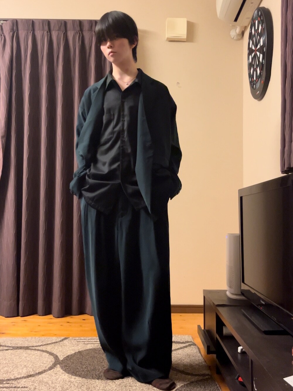 グリーン系のテーラードジャケット、ブラック系のシャツ/ブラウス、グリーン系のスラックスを着用したメンズの秋コーディネートの2枚目の写真