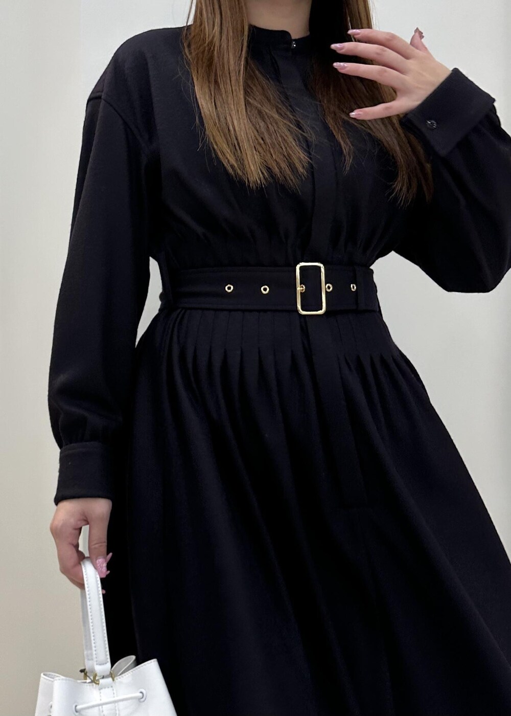 ホワイト系のブーツ、ホワイト系のハンドバッグ、ブルー系のワンピースを着用したレディースの冬コーディネートの4枚目の写真