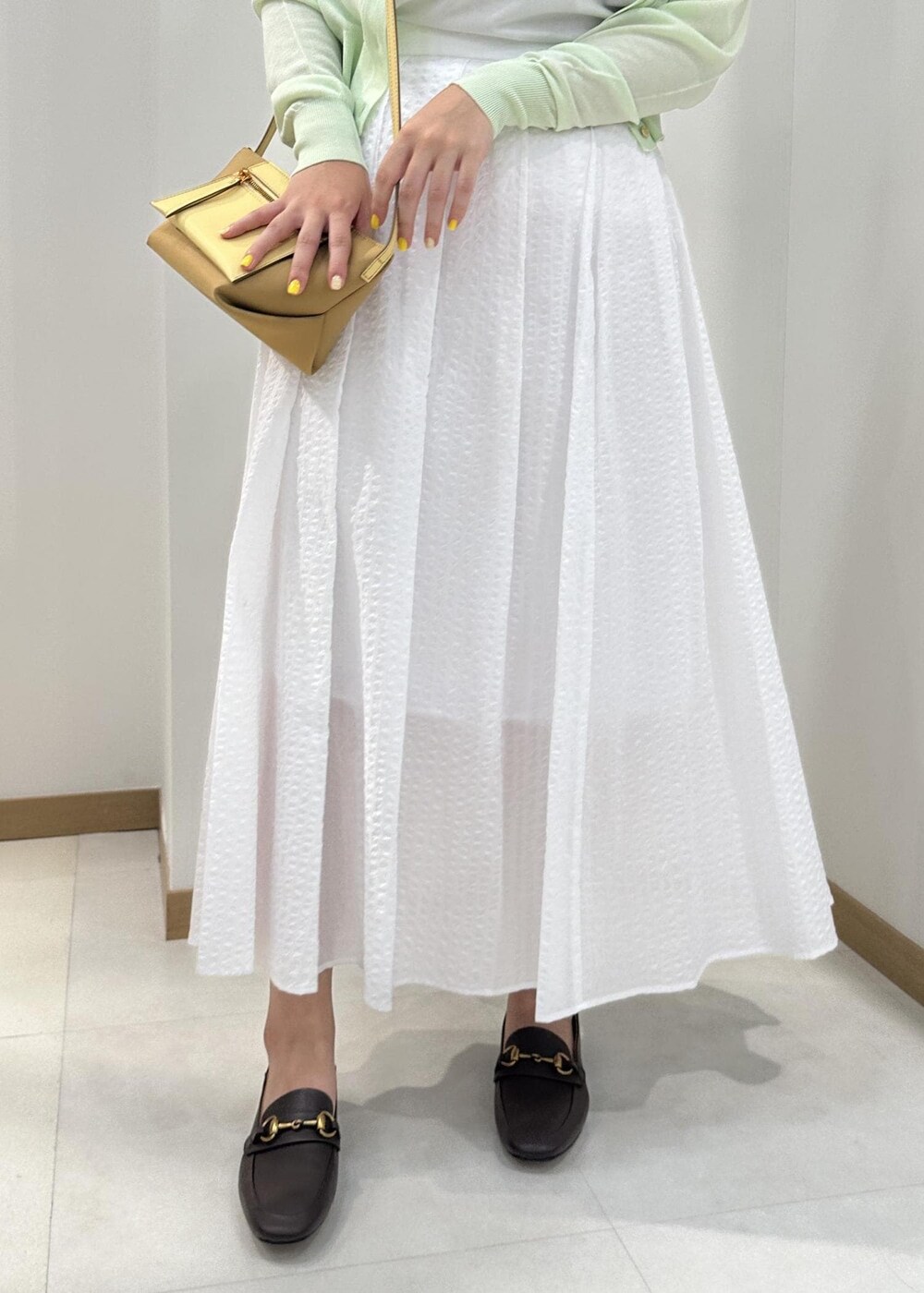 ホワイト系のTシャツ/カットソー、グリーン系のカーディガン/ボレロ、イエロー系のショルダーバッグを着用したレディースの夏コーディネートの5枚目の写真