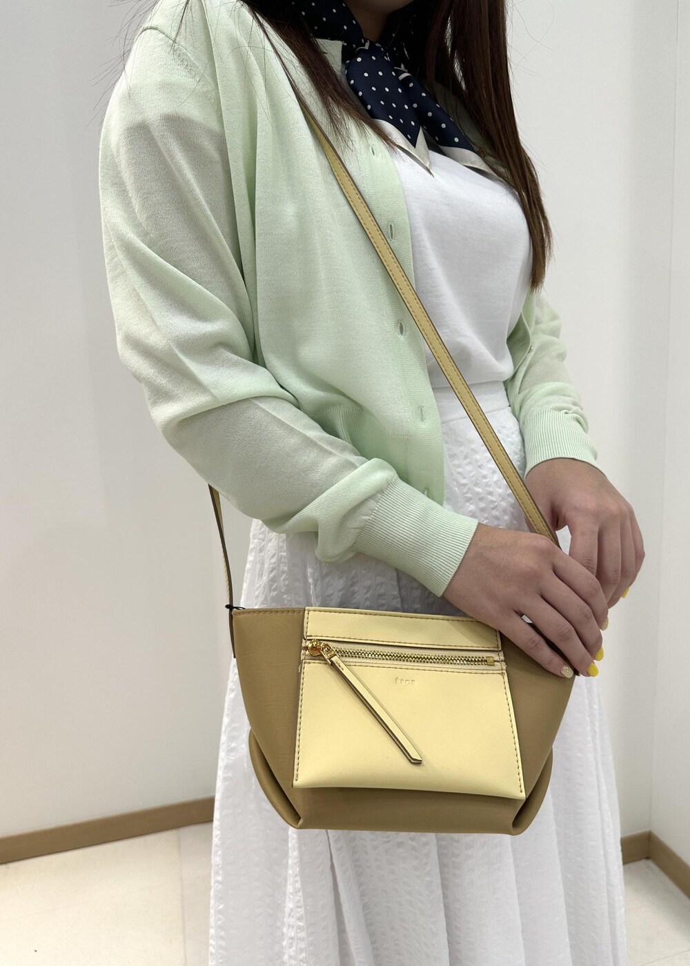 ホワイト系のTシャツ/カットソー、グリーン系のカーディガン/ボレロ、イエロー系のショルダーバッグを着用したレディースの夏コーディネートの6枚目の写真