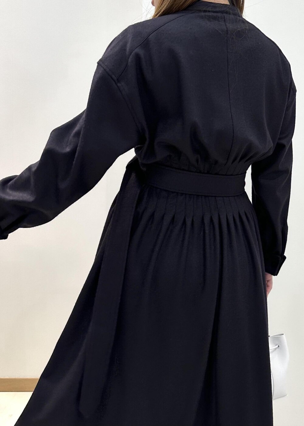 ホワイト系のブーツ、ホワイト系のハンドバッグ、ブルー系のワンピースを着用したレディースの冬コーディネートの5枚目の写真