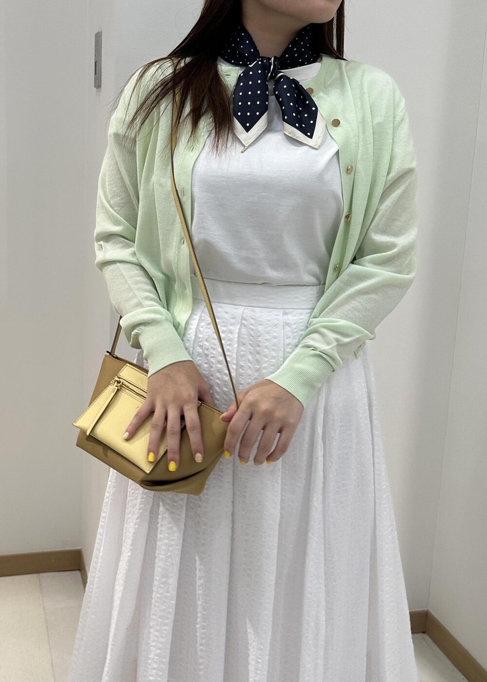 ホワイト系のTシャツ/カットソー、グリーン系のカーディガン/ボレロ、イエロー系のショルダーバッグを着用したレディースの夏コーディネートの4枚目の写真