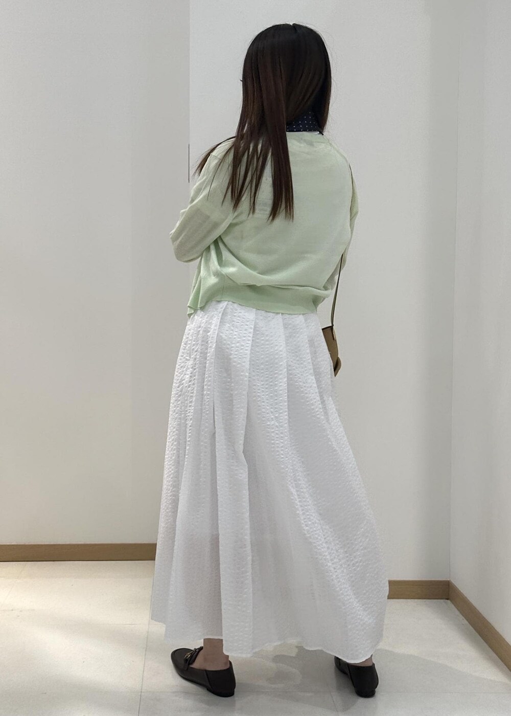 ホワイト系のTシャツ/カットソー、グリーン系のカーディガン/ボレロ、イエロー系のショルダーバッグを着用したレディースの夏コーディネートの3枚目の写真