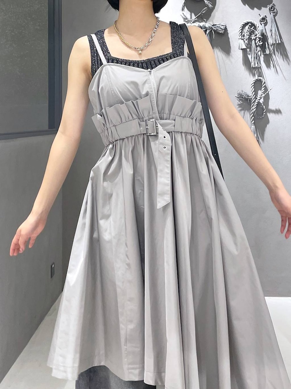 「低身長、モード、個性派、デート/ロマンティック、夏コーデ、骨格ウェーブ、カラーコーデ_HARE、HARE、レイヤードスタイル、きれいめカジュアル、カジュアル、タンクトップ、キャミワンピース、ワンピース、デニムパンツ」｜「HAREの2WAYスクエアラメニットタンクトップ(HARE)（タンクトップ、ブラック系）」を使った、ぽんさん（レディース・155cm）の夏コーディネートの2枚目の写真