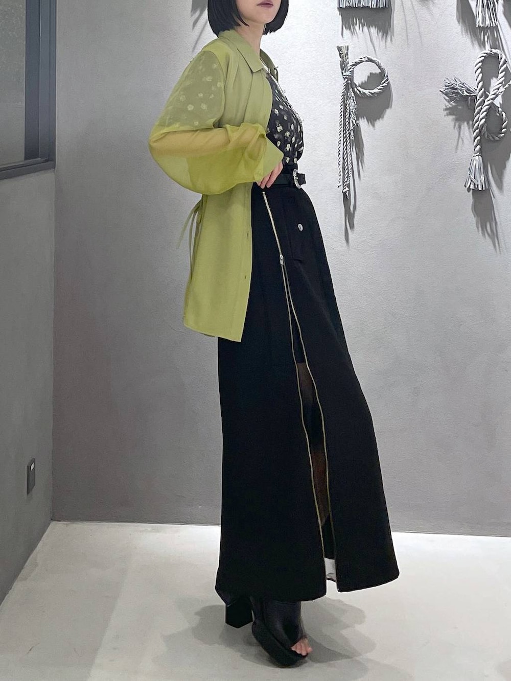 ブラック系のタンクトップ、ブラック系のサンダル、ブラック系のTシャツ/カットソーを着用したレディースの夏コーディネートの9枚目の写真