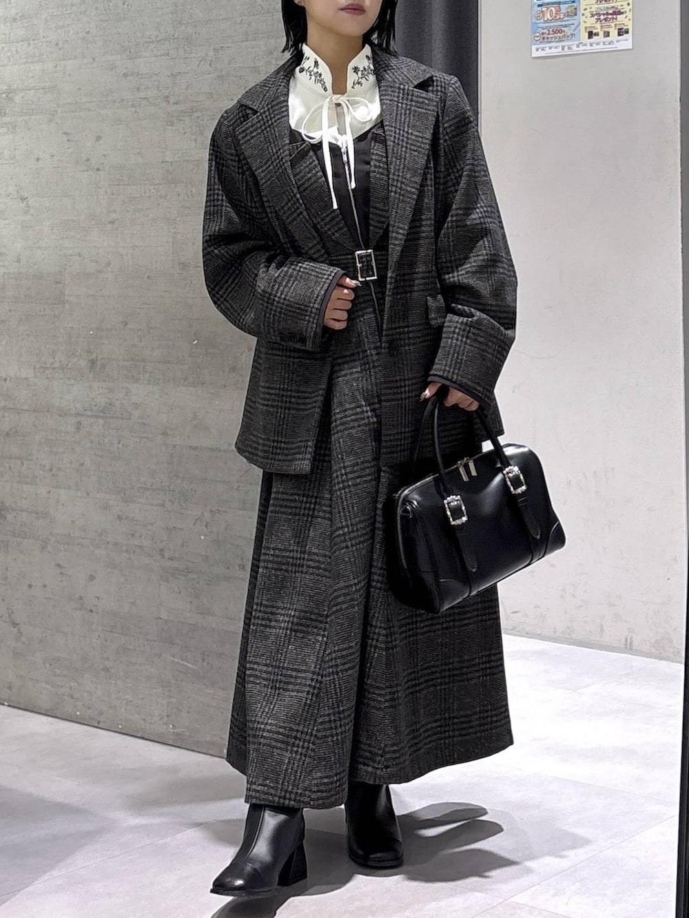 ホワイト系のタンクトップ、ブラック系のボストンバッグ、ホワイト系のシャツ/ブラウスを着用したレディースの秋コーディネートの9枚目の写真