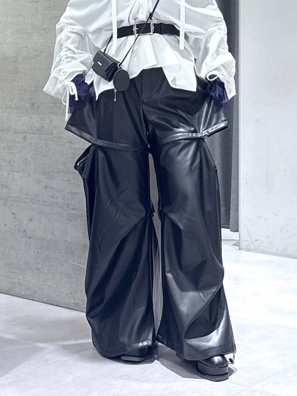 ブラック系のカーゴパンツ、パープル系のTシャツ/カットソー、ホワイト系のシャツ/ブラウスを着用したレディースの秋コーディネートの3枚目の写真