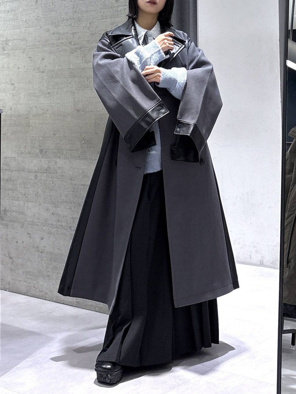 ブラック系のネクタイ、グレー系のタンクトップ、グレー系のブーツを着用したレディースの秋コーディネートの9枚目の写真