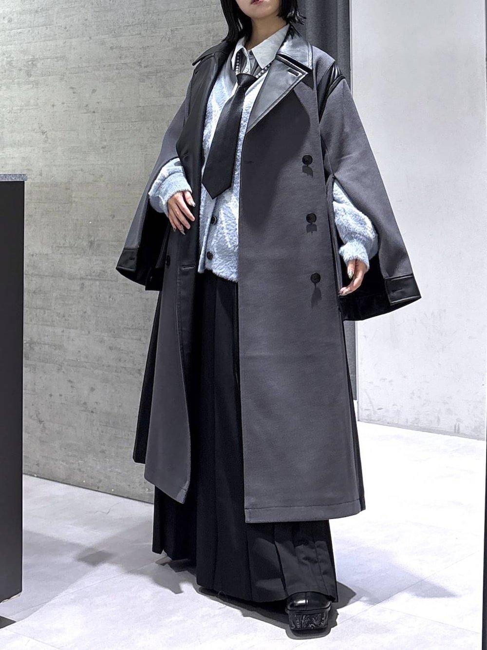 ブラック系のネクタイ、グレー系のタンクトップ、グレー系のブーツを着用したレディースの秋コーディネートの4枚目の写真