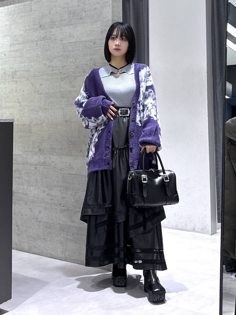ブラック系のタンクトップ、グレー系のニット/セーター、パープル系のカーディガン/ボレロを着用したレディースの秋コーディネートの5枚目の写真