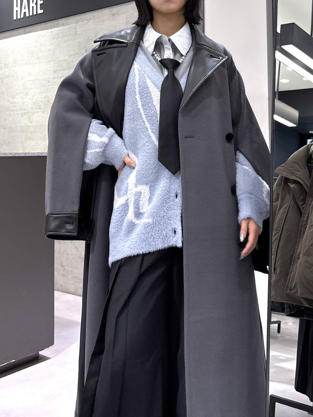 ブラック系のネクタイ、グレー系のタンクトップ、グレー系のブーツを着用したレディースの秋コーディネートの8枚目の写真