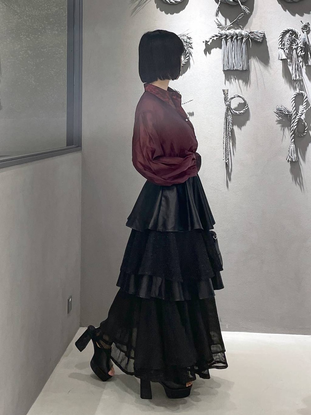 ブラック系のタンクトップ、ブラック系のサンダル、ブラック系のボストンバッグを着用したレディースの夏コーディネートの6枚目の写真