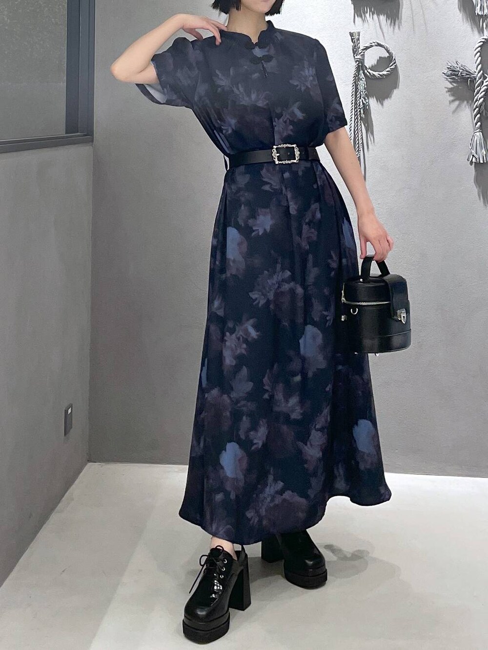 ブラック系のタンクトップ、ブラック系のサンダル、ブラック系のショルダーバッグを着用したレディースの夏コーディネートの9枚目の写真