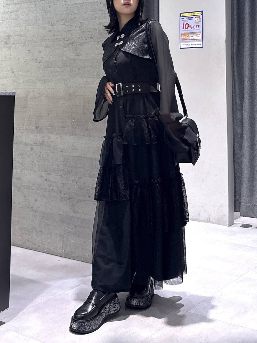 ホワイト系のタンクトップ、ブラック系のショルダーバッグ、グレー系のローファーを着用したレディースの春コーディネートの4枚目の写真